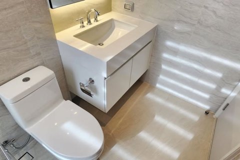 Condominio de 2 dormitorios en Pathum Wan, Bangkok, Tailandia № 163884 - foto 12