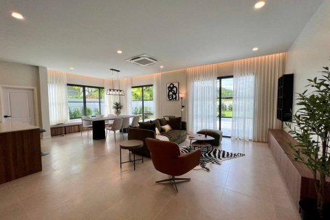 Chalet de 3 dormitorios en Pattaya, Tailandia № 118475 - foto 19