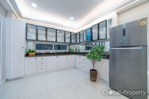 Casa de 5 dormitorios en Pattaya, Tailandia № 180357 - foto 10