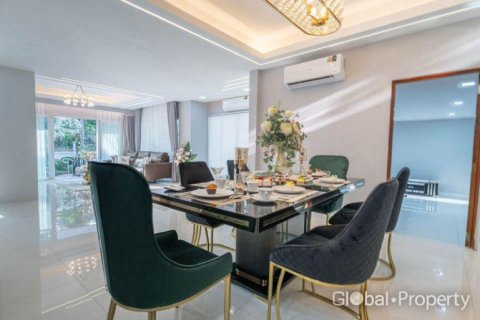 Casa de 5 dormitorios en Pattaya, Tailandia № 180357 - foto 9