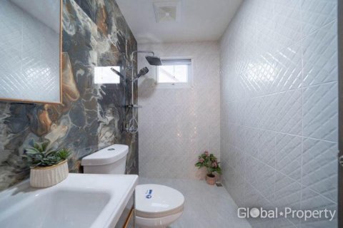 Casa de 5 dormitorios en Pattaya, Tailandia № 180357 - foto 12