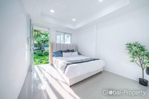 Casa de 5 dormitorios en Pattaya, Tailandia № 180357 - foto 6