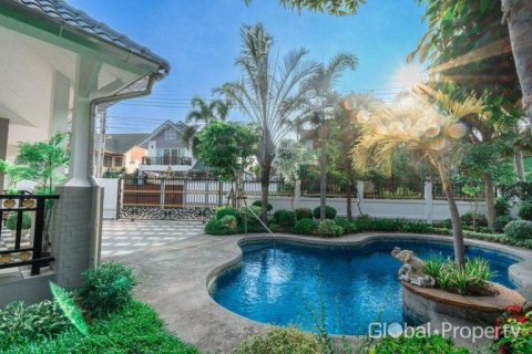 Casa de 5 dormitorios en Pattaya, Tailandia № 180357 - foto 3