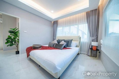 Casa de 5 dormitorios en Pattaya, Tailandia № 180357 - foto 7