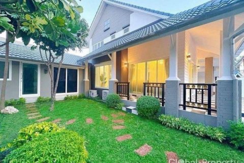 Casa de 5 dormitorios en Pattaya, Tailandia № 180357 - foto 4
