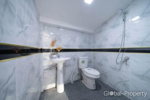 Casa de 5 dormitorios en Pattaya, Tailandia № 180357 - foto 11