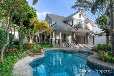 Casa de 5 dormitorios en Pattaya, Tailandia № 180357 - foto 2