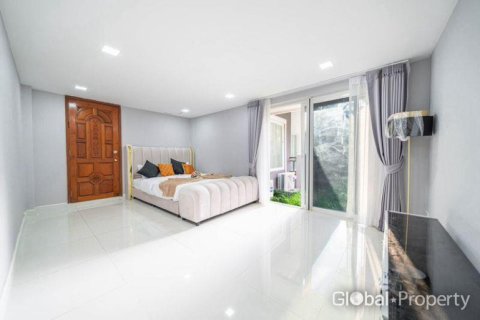 Casa de 5 dormitorios en Pattaya, Tailandia № 180357 - foto 5