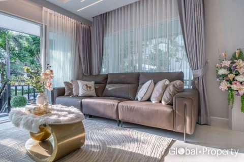 Casa de 5 dormitorios en Pattaya, Tailandia № 180357 - foto 8