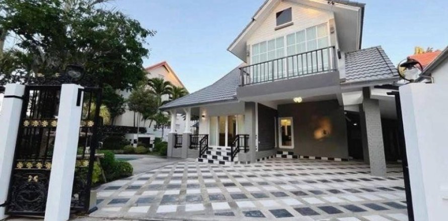 Casa de 5 dormitorios en Pattaya, Tailandia № 180357