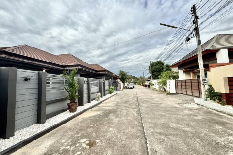 Casa de 3 dormitorios en Pattaya, Tailandia № 155608 - foto 2