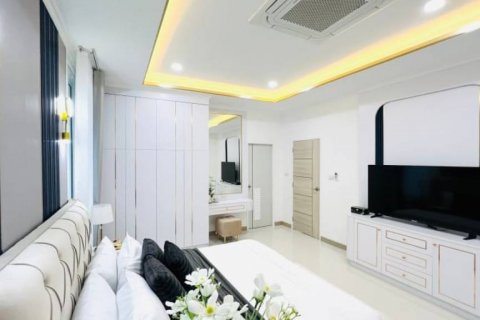 Chalet de 5 dormitorios en Pattaya, Tailandia № 114095 - foto 8