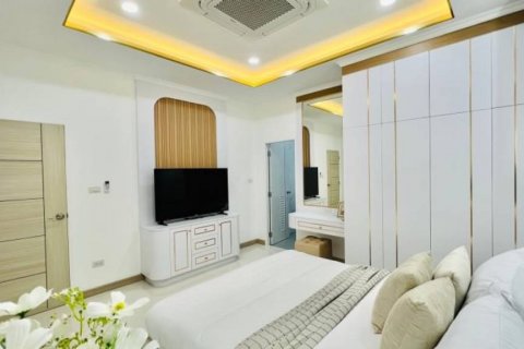 Chalet de 5 dormitorios en Pattaya, Tailandia № 114095 - foto 10