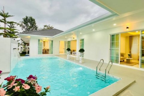 Chalet de 5 dormitorios en Pattaya, Tailandia № 114095 - foto 2