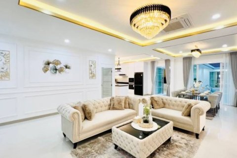 Chalet de 5 dormitorios en Pattaya, Tailandia № 114095 - foto 3