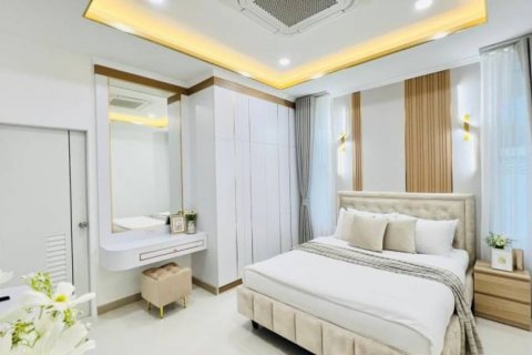 Chalet de 5 dormitorios en Pattaya, Tailandia № 114095 - foto 9