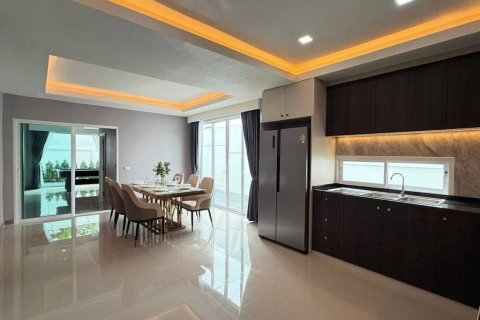 Villa in Pattaya, Thailand 5 Schlafzimmer № 135235 - Foto 10