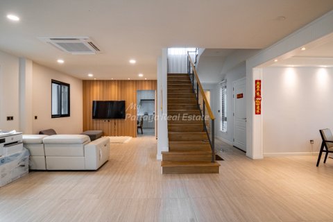 Casa de 4 dormitorios en Pattaya, Tailandia № 194898 - foto 12