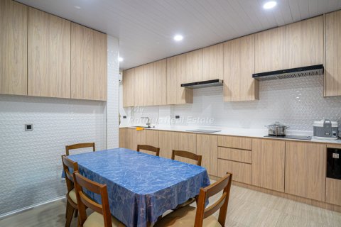 Casa de 4 dormitorios en Pattaya, Tailandia № 194898 - foto 4