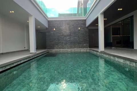 Chalet de 4 dormitorios en Pattaya, Tailandia № 172581 - foto 4
