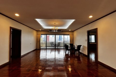 Condominio de 4 dormitorios en Khlong Toei, Bangkok, Tailandia № 201285 - foto 9