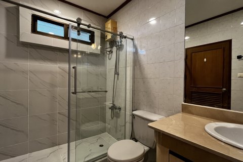 Condominio de 4 dormitorios en Khlong Toei, Bangkok, Tailandia № 201285 - foto 17