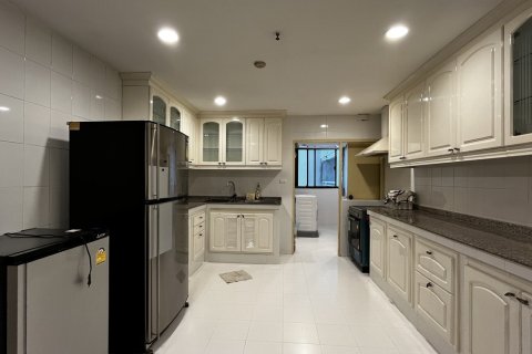 Condominio de 4 dormitorios en Khlong Toei, Bangkok, Tailandia № 201285 - foto 5