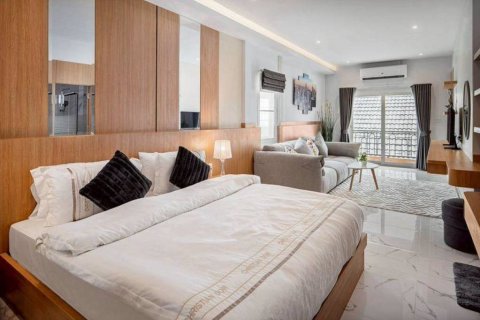 Chalet de 4 dormitorios en Pattaya, Tailandia № 146807 - foto 10