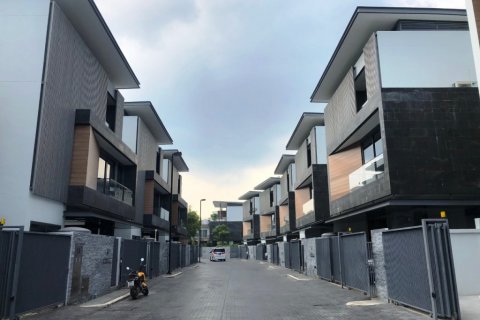 Casa de 4 dormitorios en Bangkok, Tailandia № 66557 - foto 2