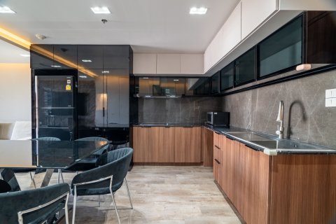Condominio de 2 dormitorios en Bang Rak, Bangkok, Tailandia № 135476 - foto 12