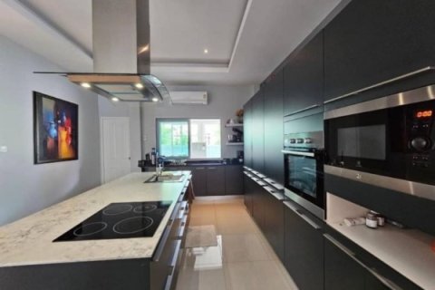 Casa de 4 dormitorios en Pattaya, Tailandia № 157706 - foto 11
