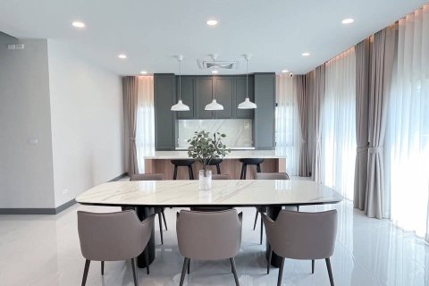 Casa de 5 dormitorios en Bangkok, Tailandia № 180687 - foto 4