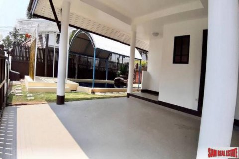 Chalet de 4 dormitorios en Pattaya, Tailandia № 193672 - foto 3