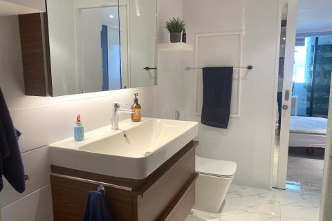 Condo in Bangkok, Thailand, 2 bedrooms № 65648 - photo 17