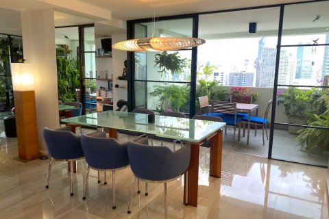 Condo in Bangkok, Thailand, 2 bedrooms № 65648 - photo 2