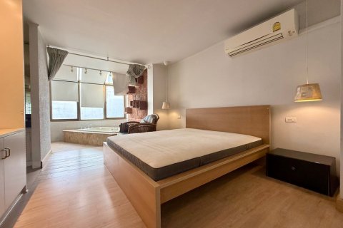 Adosado de 3 dormitorios en Bangkok, Tailandia № 65654 - foto 10