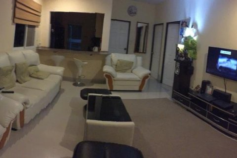 Casa de 3 dormitorios en Sattahip, Tailandia № 205366 - foto 3
