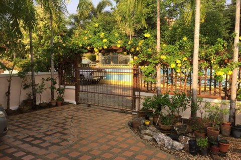 Casa de 3 dormitorios en Sattahip, Tailandia № 205366 - foto 5