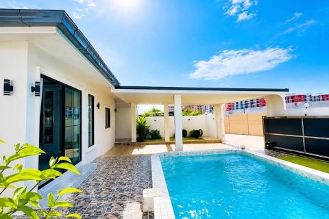 Chalet de 4 dormitorios en Pattaya, Tailandia № 202160 - foto 3