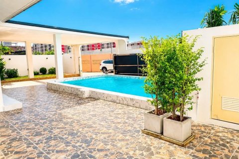 Chalet de 4 dormitorios en Pattaya, Tailandia № 202160 - foto 4