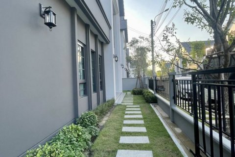 Casa de 4 dormitorios en Samut Prakan, Tailandia № 144663 - foto 6