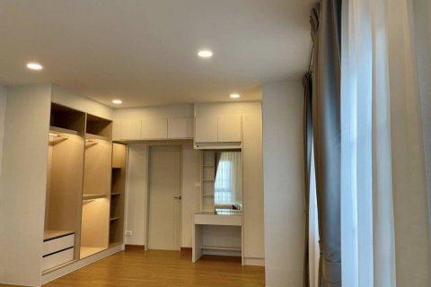 Casa de 4 dormitorios en Samut Prakan, Tailandia № 144663 - foto 7
