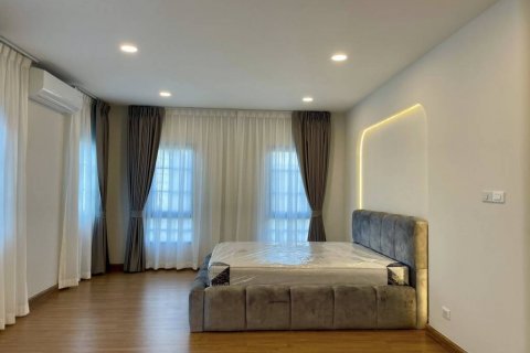 Casa de 4 dormitorios en Samut Prakan, Tailandia № 144663 - foto 10