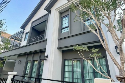 Casa de 4 dormitorios en Samut Prakan, Tailandia № 144663 - foto 2