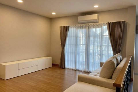 Casa de 4 dormitorios en Samut Prakan, Tailandia № 144663 - foto 4