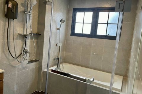 Casa de 4 dormitorios en Samut Prakan, Tailandia № 144663 - foto 9
