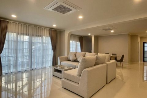 Casa de 4 dormitorios en Samut Prakan, Tailandia № 144663 - foto 8