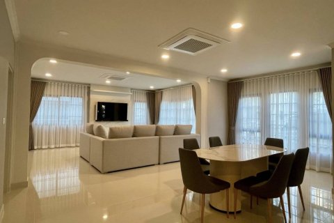 Casa de 4 dormitorios en Samut Prakan, Tailandia № 144663 - foto 3