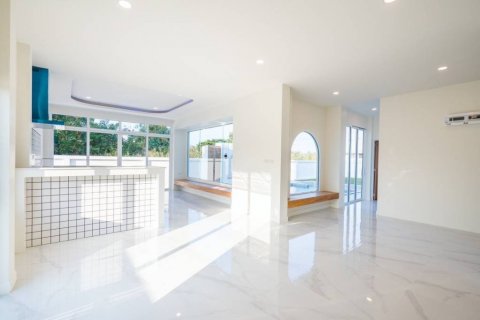 Chalet de 4 dormitorios en Hua Hin, Tailandia № 120406 - foto 8