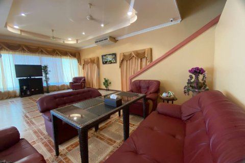 Chalet de 4 dormitorios en Pattaya, Tailandia № 172758 - foto 4